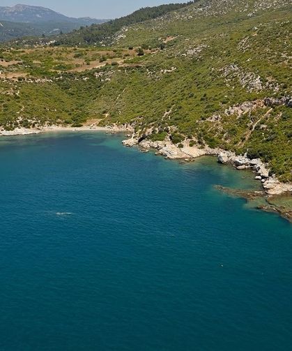 Turkuazdan laciverte dönen serin suları, göz alıcı manzarasıyla Menderes’in en güzel koyu: Gizli bir doğa hazinesi