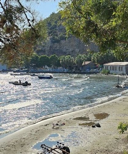 İnce kumlu plajı ve taze balıklarıyla öne çıkıyor! Şehrin gürültüsünden uzaklaşmak isteyenler buraya geliyor