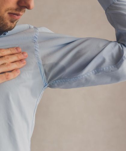 Yıkasanız da geçmeyen ter kokusu için evde çözüm! 1 litre ılık suya 3 kaşık eklemek yetiyor, tertemiz oluyor