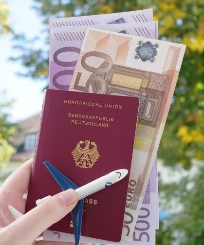 Havalimanlarında bunu yapanlar dikkat çekiyor! Pasaportu neden folyoya sarıyorlar?