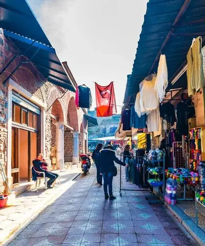 İzmir’in bu pazarına giden eli boş dönmüyor! Ege otları, el işleri ve yöresel lezzetler bir arada: Üstelik uygun fiyatlı