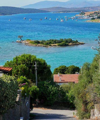 Antik kentin yanı başında turkuaz deniz! Zeki Müren Adası'na yürüyerek ulaşabileceğiniz Ege koyu