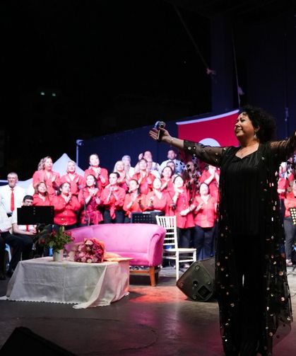 Aliağa’da halk müziği gecesi: Emel Taşçıoğlu sahne aldı