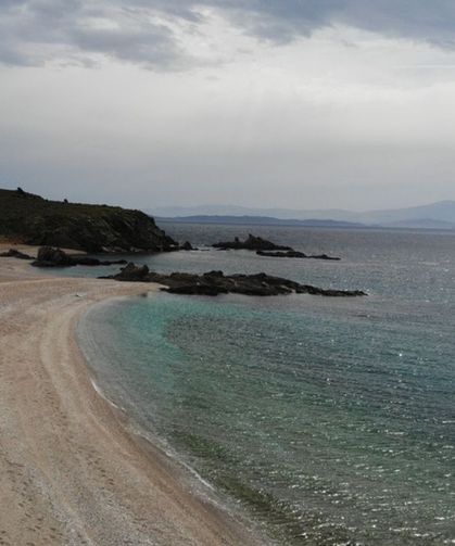 İzmir’de ücretsiz kamp ve denizin adresi! Turkuaz denizi ve beyaz kumsalı görenleri büyülüyor