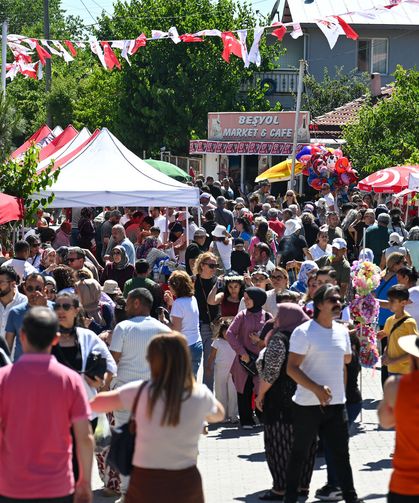 Binlerce kişi Bornova Kiraz Festivali’nde buluştu: Ödüller sahiplerini buldu