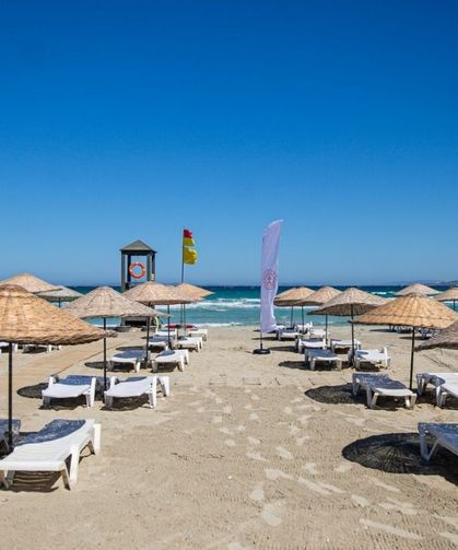 Çeşme'nin en temiz ücretsiz plajı! Bembeyaz kumsalı, sığ ve sakin sularıyla İzmir'de ailelerin vazgeçilmez deniz tercihi