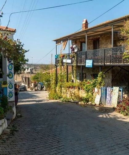 Şirince'ye rakip Çeşme'den çıktı! İzmir’in en samimi ve en sıcak köyü: Damla sakızlı kurabiyesi ve ekmeği meşhur
