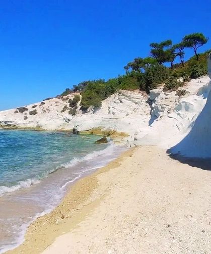 İzmir'in en sakin koylarından biri! Turkuaz denizi ve sessizliği ile büyülüyor: Kamp severlerin yeni gözdesi