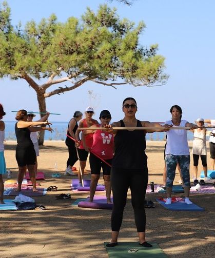 Menderes’te deniz manzaralı pilates dönemi başladı! Yaz boyunca ücretsiz etkinlik için kayıtlar açıldı