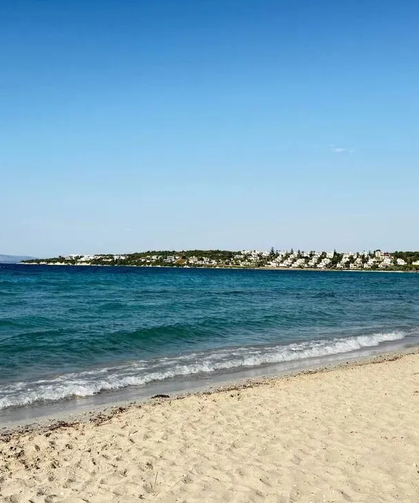 Çeşme'nin ücretsiz cenneti! Berrak denizi ve altın sarısı kumsalıyla İzmir'de denize girilecek en güzel plajlardan biri