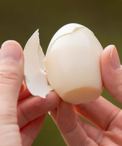 Haşlanmış yumurtayı saniyeler içinde soyun! Bu iki adımı uygulayan kabukla uğraşmıyor