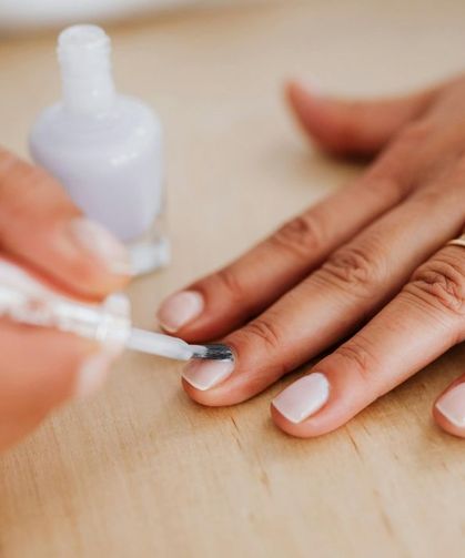 Oje sürdükten sonra nokta nokta oluyorsa dikkat! Meğer çoğu kişi aynı hatayı yapıyormuş: İşte adım adım uygulama yöntemi