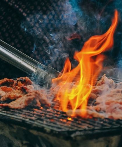 Mangal sofrasında da kalbinizi koruyun! Uzmanı en sık yapılan hataları sıraladı: Etin yanması neden tehlikeli?