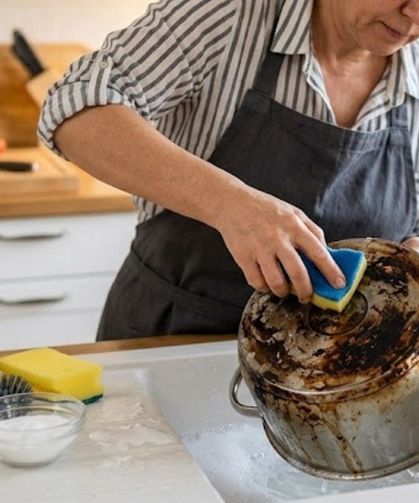 Tencerenin dibi yandıysa sakın bunu yapmayın! En etkili yöntem buymuş: 10 dakikada tertemiz yapıyor