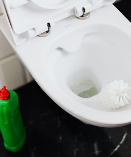 Tuvaletteki sarı lekeleri saniyeler içinde çözüyor! Ne çamaşır suyu ne pahalı ürün, evdeki 2 malzeme yetiyor
