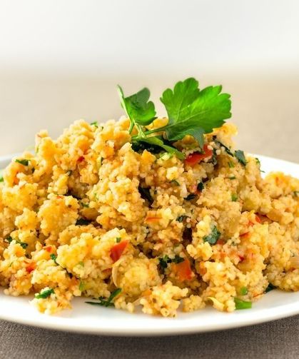Görünüşü bulgur pilavına benziyor ama lezzeti bambaşka! Deneyen bir tabak daha istiyor: Sebzeli kuskus tarifi