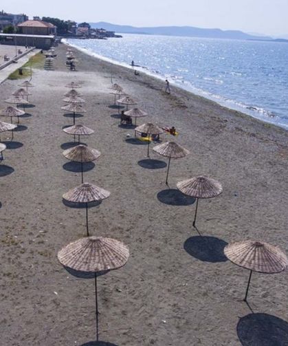 İzmir'e 25 dakika uzaklıkta, şehrin içinde hem mavi bayraklı hem de ücretsiz plaj! Aracına atlayan soluğu burada oluyor