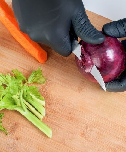 Herkes sık sık kullanıyor ama gerçeği bilmiyor! Yemek yaparken eldiven kullanmak sağlıklı mı? İşte bilmeniz gerekenler