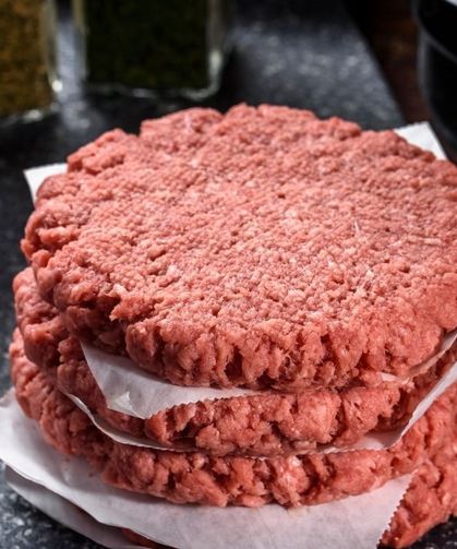 Sadece birkaç malzeme yeterli! Bu şekilde yoğurun dağılmasın, içi yumuşacık olsun:Tam kıvamında hamburger köftesi tarifi