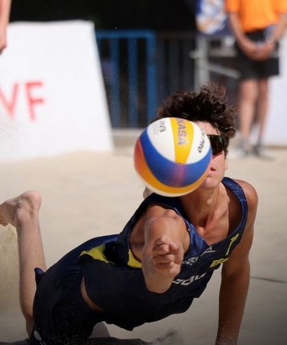 Foça'da plaj voleybolu heyecanı sürüyor!