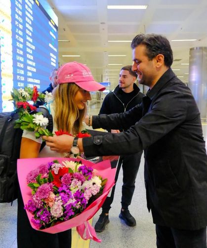 İzmir’de çiçeklerle karşılandı! Okyanus Yedilisi hedefindeki Eda Savcıgil’den iki büyük başarı