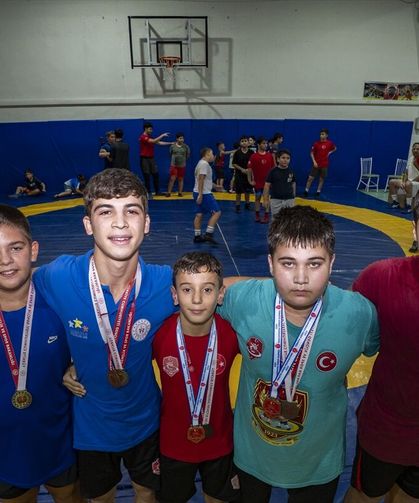 İzmir'deki güreş merkezinde 3 Türkiye Şampiyonu birden çıktı! Minik güreşçilerin hedefi Avrupa