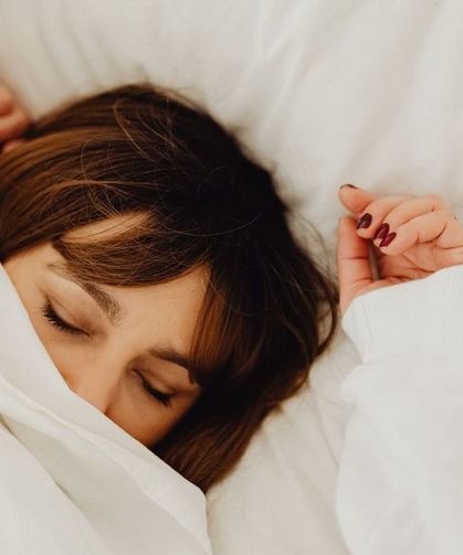 Sabah uyandığınızda parmaklarınızı açmakta zorlanıyor musunuz? Nedeni gece boyunca yaptığınız bu hareket olabilir