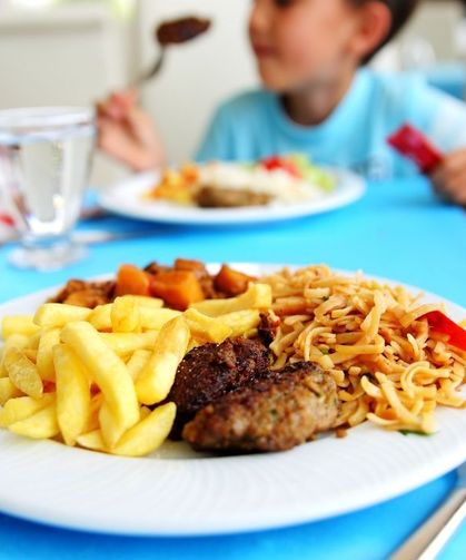 Yemek yerken su içenler dikkat! Sindirimi bozduğu söyleniyordu, bilimsel gerçek bakın ne söylüyor