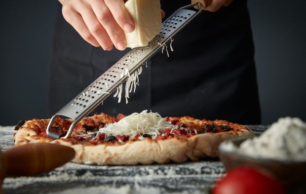 İtalyan usulü lezzetli pizza yapmak meğer çok kolaymış! İncecik hamur, bol lezzet: Napoli sokaklarından mutfağınıza
