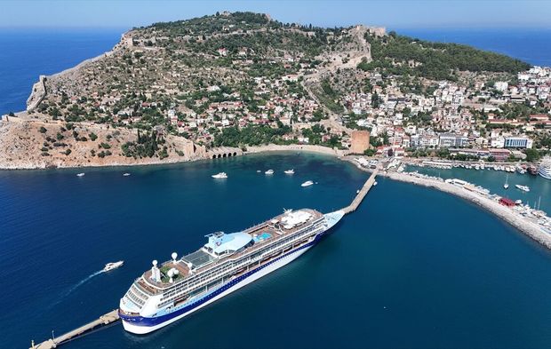 Alanya'ya tek seferde 1749 turist taşıdı! Marella Discovery sabah saatlerinde demirledi