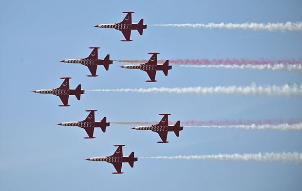 Türk Yıldızları Belçika semalarında 45 dakikalık gösteri! Binlerce kişi nefesini tuttu