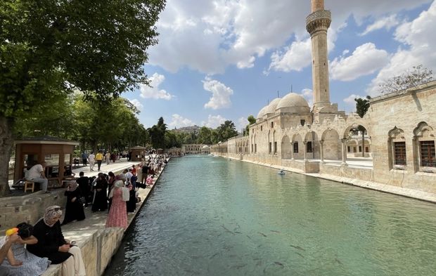 Yerli ve yabancı turistler akın etti! Efsanesi ile dikkat çeken bölgeye ziyaretler arttı: İşte Balıklıgöl'ün efsanesi