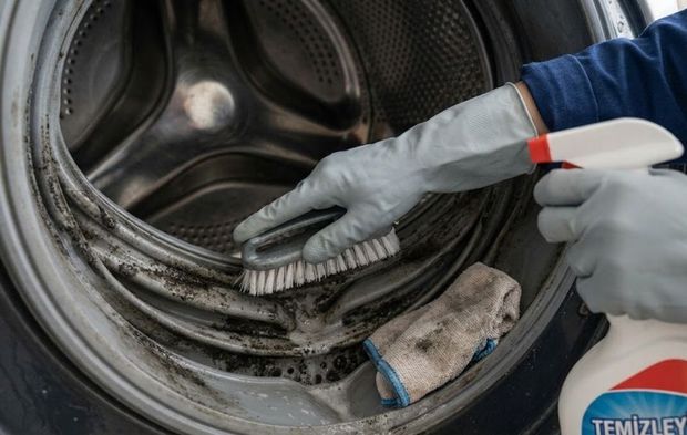 Makineden çamaşırlarınız siyah lekeli mi çıkıyor? Meğer nedeni buymuş: Tamirciye gerek yok bu noktayı temizlemek yeterli