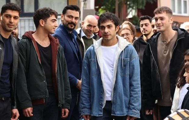 Altı Üstü İstanbul’da Emir ve Uzay'ın yaşadığını herkes öğreniyor! Hasan ve Emir, Uzay’ı durdurabilecek mi?