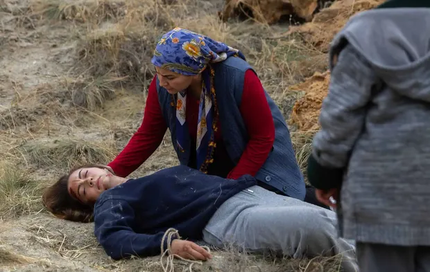 Anne Yarısı 6. bölümde Zeynep’in kayboluşu iki aileyi birbirine düşürdü! Özcan’dan herkesin içinde şaşırtan itiraf