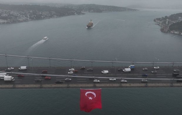 Boğaz’ın iki yakasını birleştiren köprüde 29 Ekim hazırlığı! Türk bayrağıyla donatıldı
