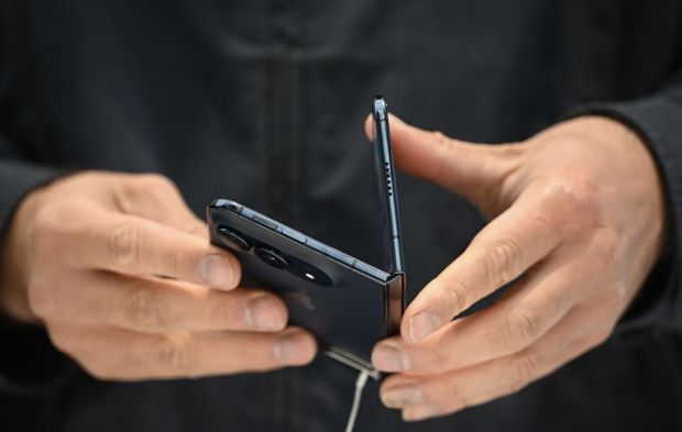 Apple’ın ilk katlanabilir iPhone’u satışa çıktı: Mağazada uzun kuyruklar oluştu
