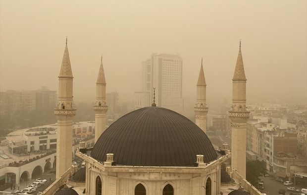 Şanlıurfa'yı toz bulutu kapladı! Görüş mesafesi düştü: Vatandaşlar maskeyle önlem aldı