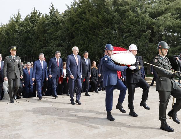 TBMM Başkanı Kurtulmuş başkanlığındaki devlet erkanı, Anıtkabir'i ziyaret etti