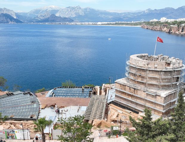 Antalya'da deniz manzaralı 3 bin 500 yıllık 800 metre uzunluğunda sütunlu cadde keşfedildi
