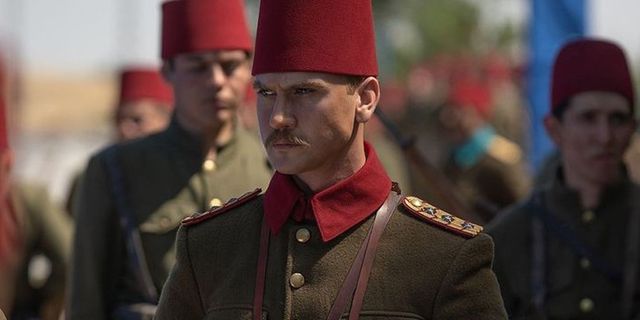Aras Bulut İynemli'nin hayat verdiği Atatürk filminden yeni kare