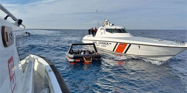 İzmir açıklarında operasyon! 1’i çocuk 34 düzensiz göçmen yakalandı