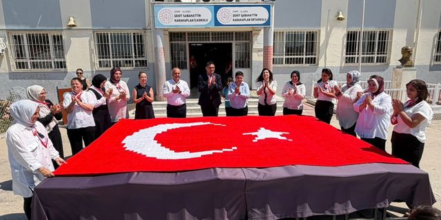 Aliağa’da 2 bin 400 parçalık emekle Türk Bayrağı hazırlandı! Başkan Acar "Aldığım en kıymetli hediye"