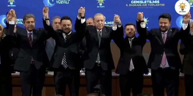 3 belediye başkanı birden AK Parti'ye katıldı! Cumhurbaşkanı Erdoğan rozetlerini taktı
