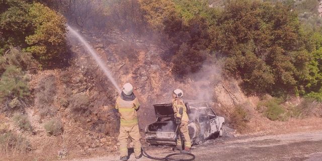 İzmir'de seyir halindeki otomobil alev alev yandı, kullanılmaz hale geldi