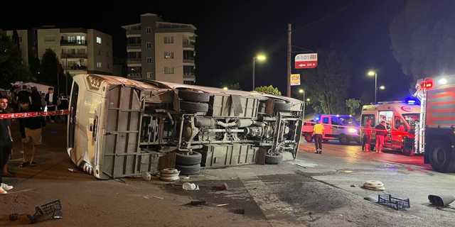 İzmir'de korkunç kaza: Servis ile otomobil çarpıştı, yaralılar var!