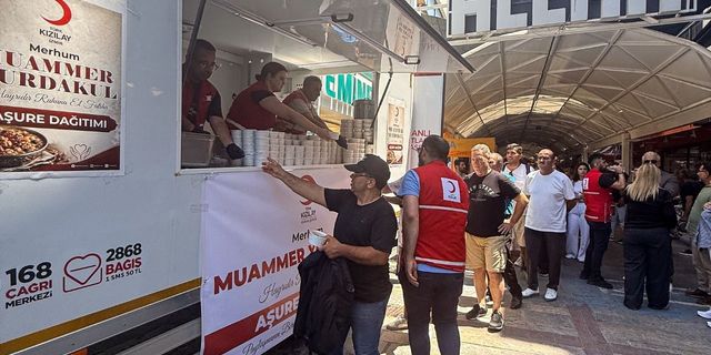 Kızılay Konak Şubesi’nden aşure dağıtımı: 1500 kişiye ikram yapıldı