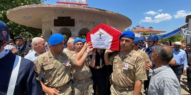 Yıllık izne gelmişti! Trafik kazasında hayatını kaybeden uzman çavuş Yalçın Çolak, gözyaşlarıyla toprağa verildi