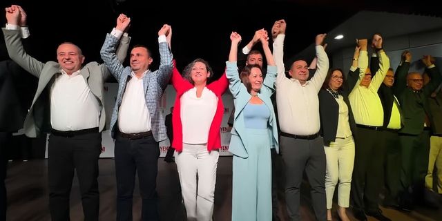 Özgür Özel'in memleketinde tarihi gün! 15 belediye başkanı aynı törende rozet taktı