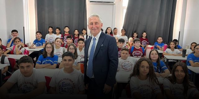 Görenler gözlerine inanamıyor! 27 çift ikiz aynı okulda: Birinin hayali veterinerlik, diğerinin pilotluk